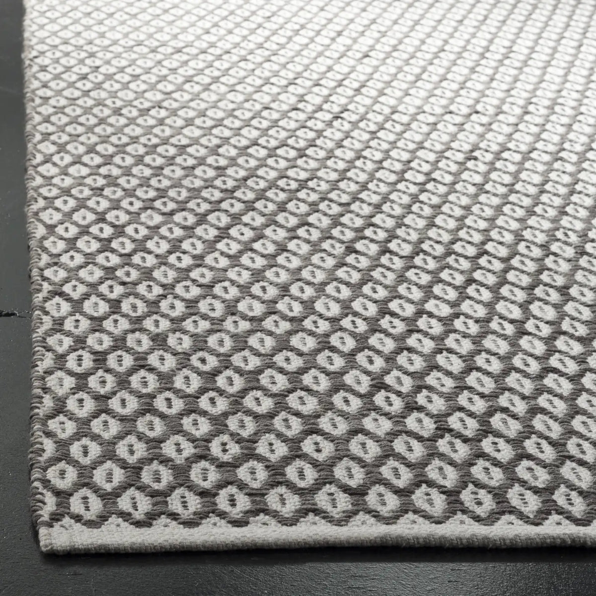 Safavieh Montauk 4'-0" x 6'-0" Rug in Charcoal / Ivory