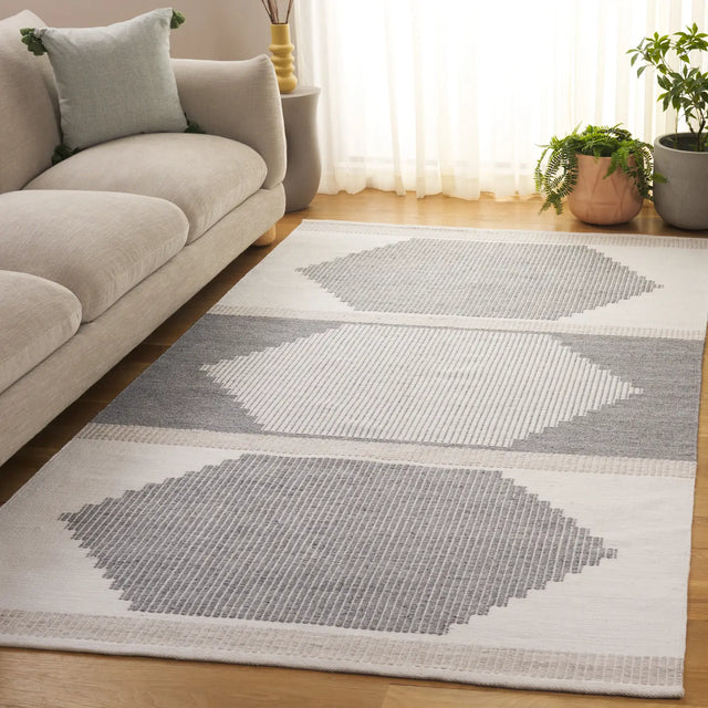 Safavieh Kilim 4'-0" x 6'-0" Rug in Light Grey / Ivory