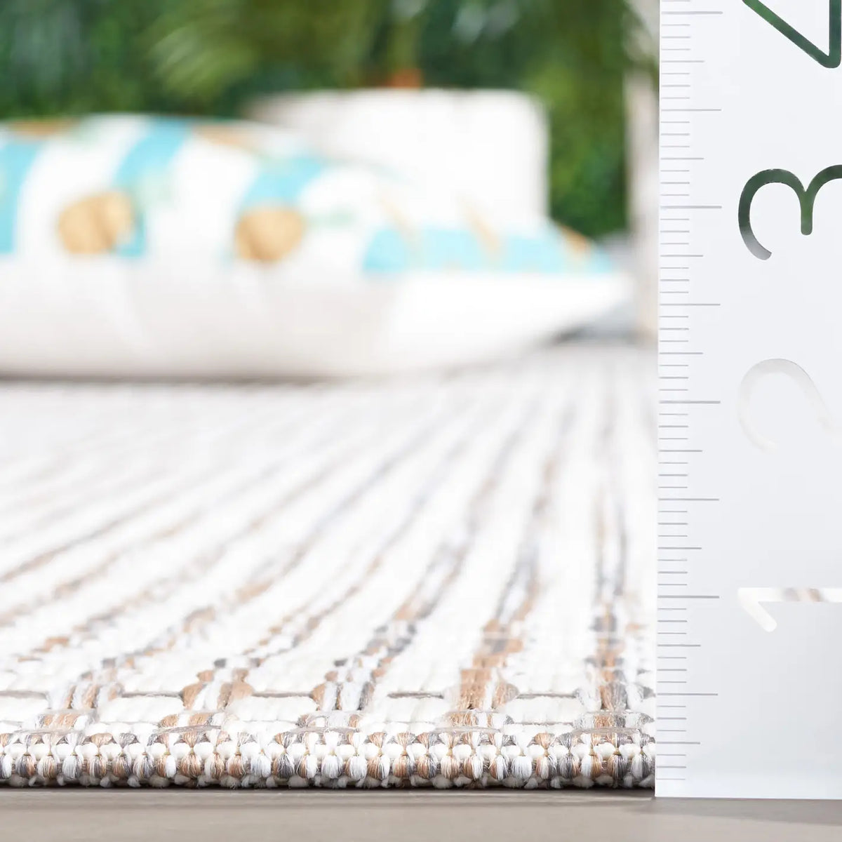 Safavieh Courtyard 4'-0" x 5'-7" Rug in Ivory / Grey