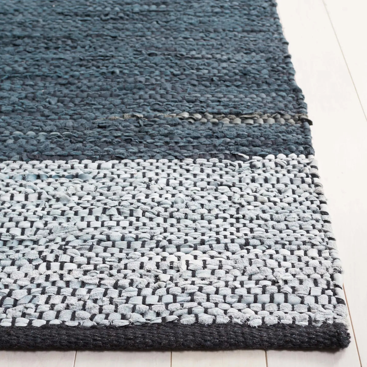 Safavieh Vintage Leather 4'-0" x 6'-0" Rug in Grey / Silver