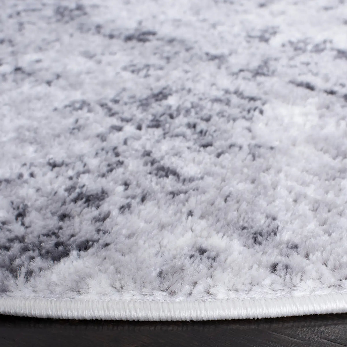 Safavieh Amelia 700 6'-7" x 6'-7" Rug in Grey / Ivory