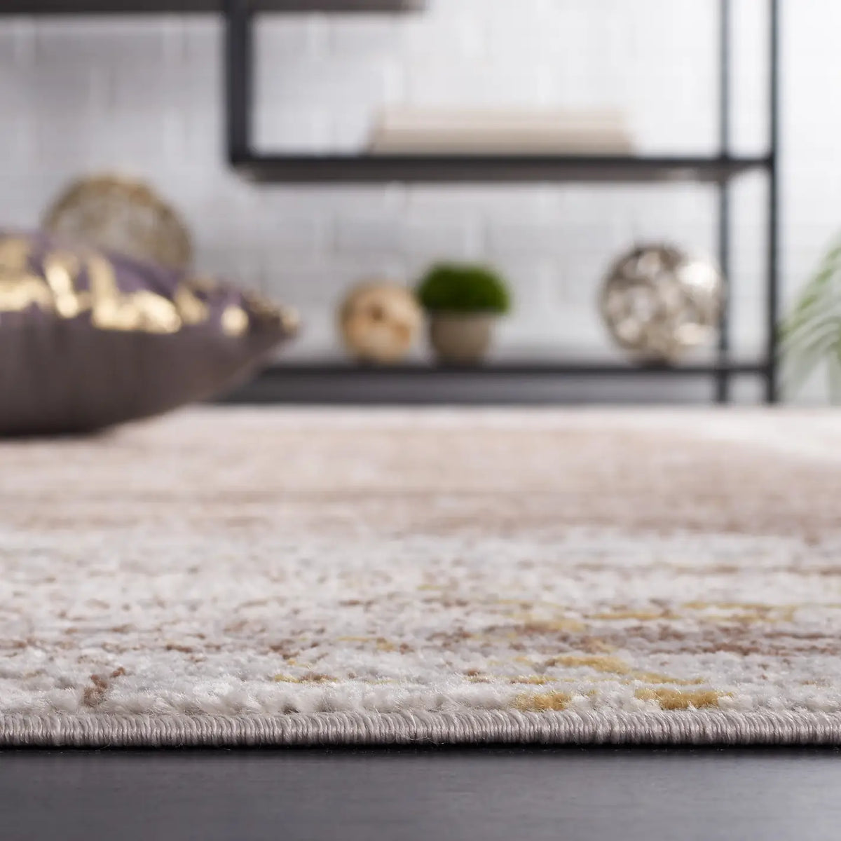 Safavieh Palma 4'-0" x 6'-0" Rug in Beige / Brown
