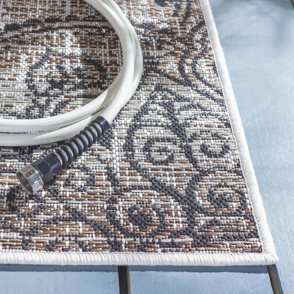 Safavieh Havana 4'-5" x 6'-5" Rug in Light Brown / Black