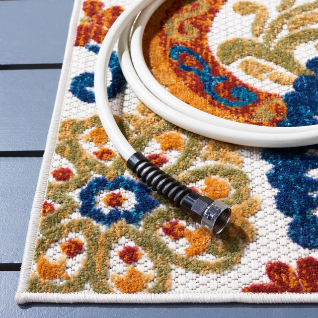 Safavieh Cabana 4'-0" x 6'-0" Rug in Cream / Navy