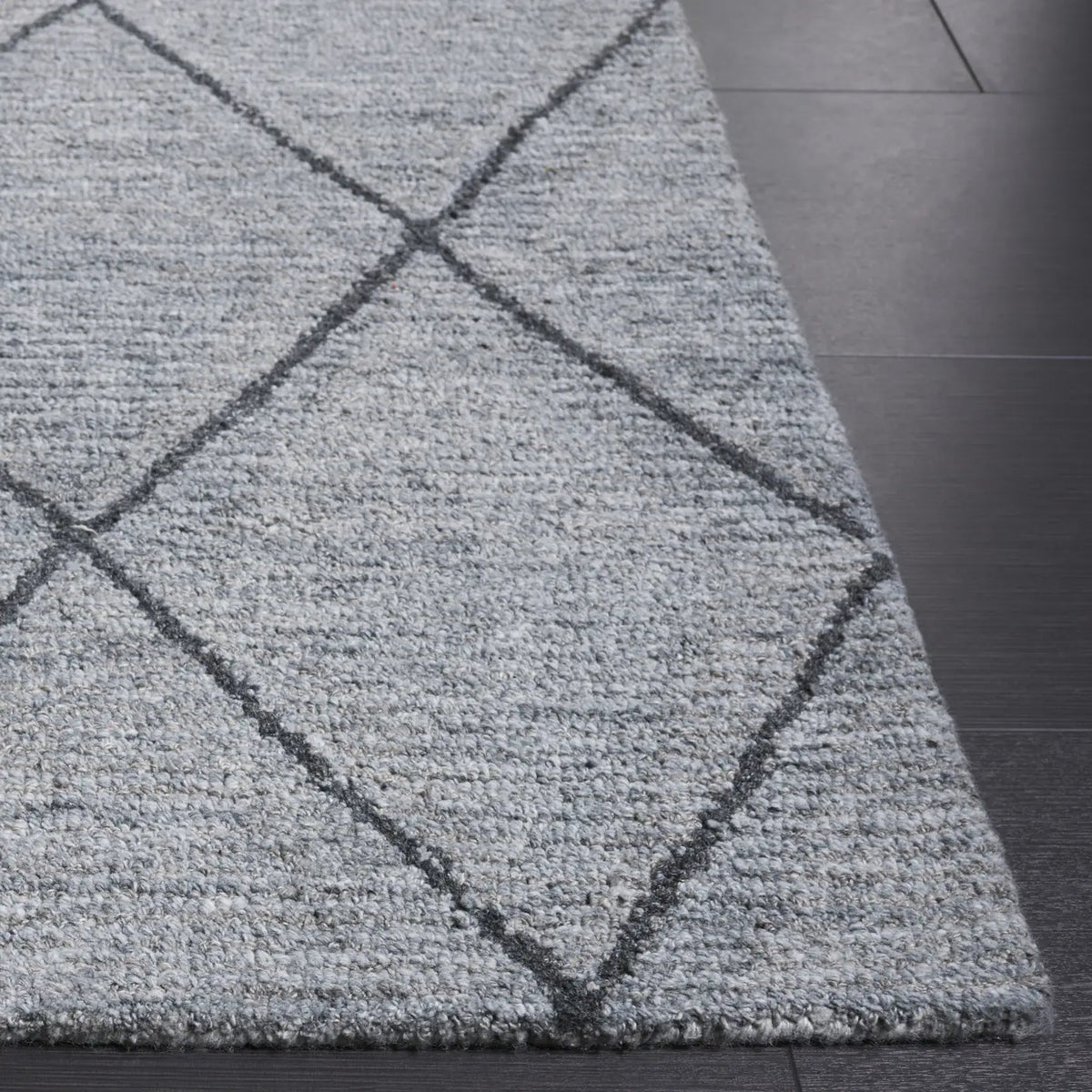 Safavieh Metro 4'-0" x 6'-0" Rug in Grey / Charcoal