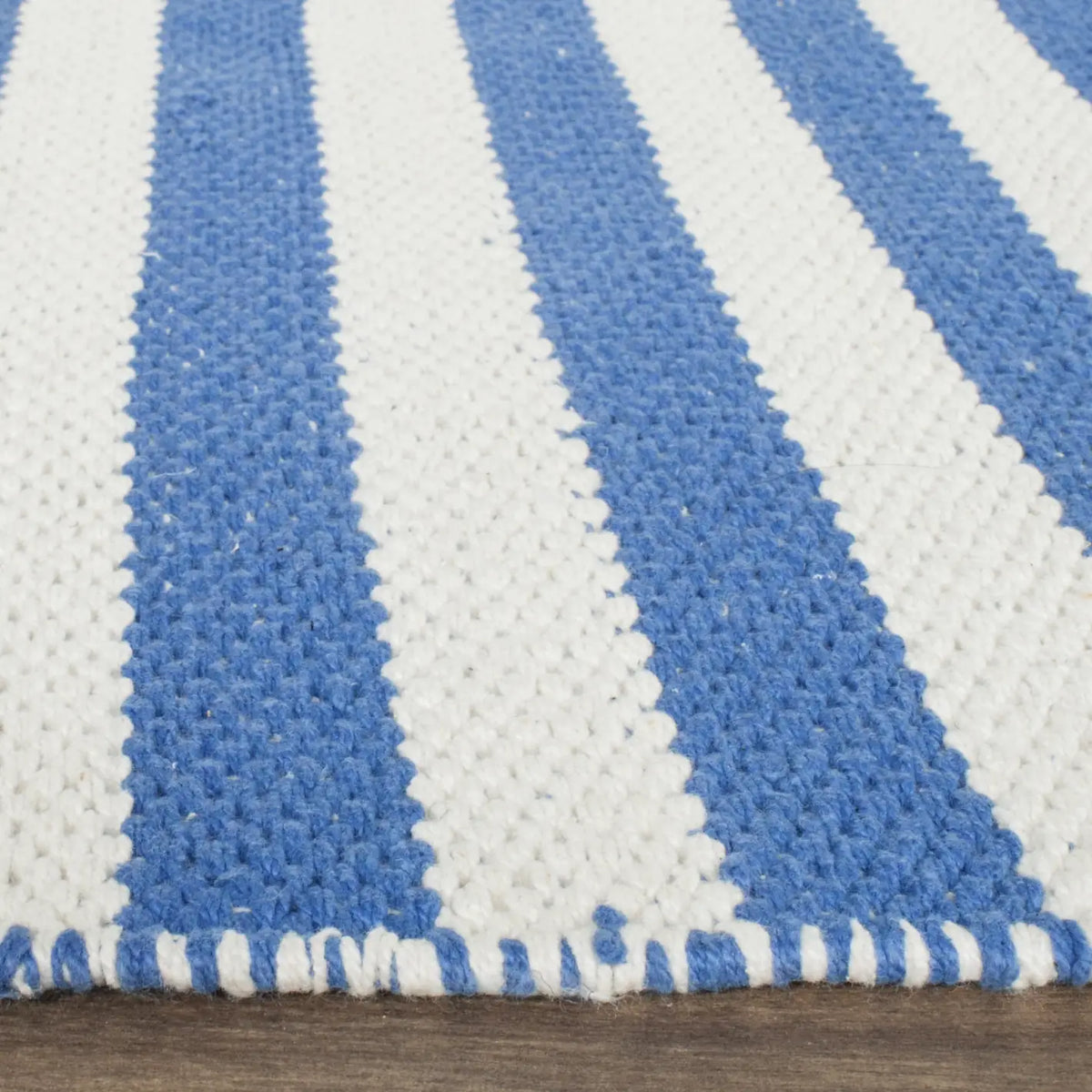 Safavieh Montauk 5'-0" x 7'-0" Rug in Ivory / Blue