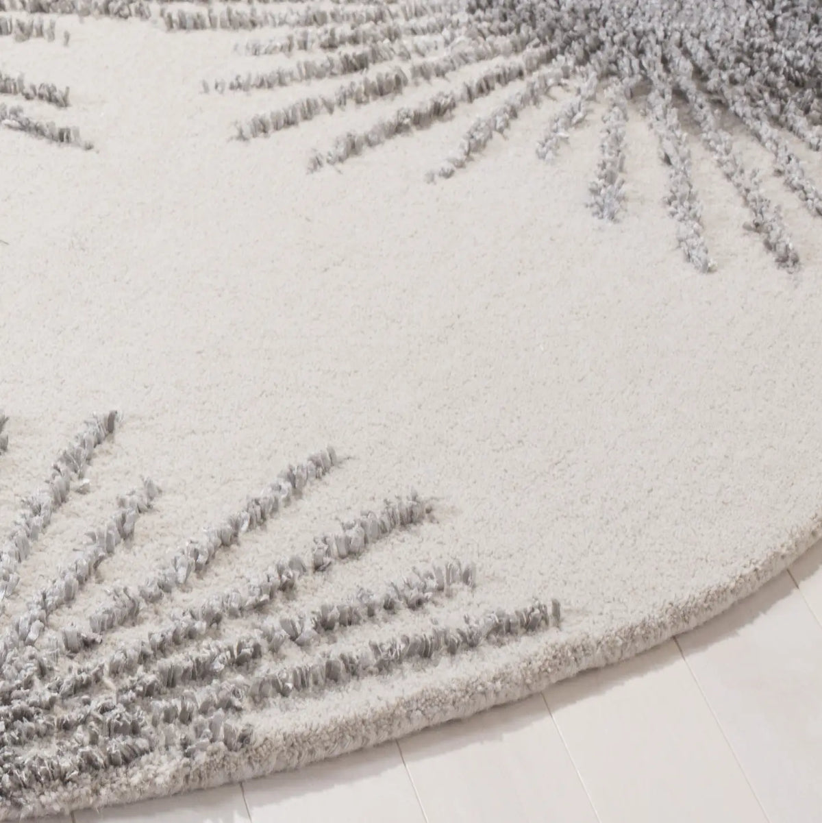 Safavieh Soho 6'-0" x 6'-0" Rug in Ivory / Silver