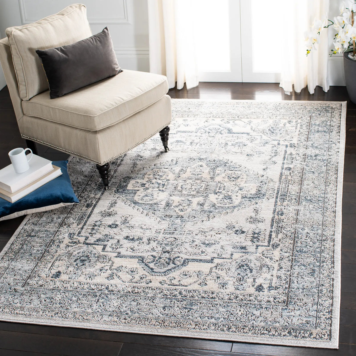 Safavieh Martha Stewart 4'-0" x 6'-0" Rug in Light Blue / Ivory