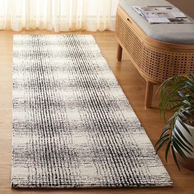 Safavieh Ebony 2'-3" x 8'-0" Rug in Ivory / Black