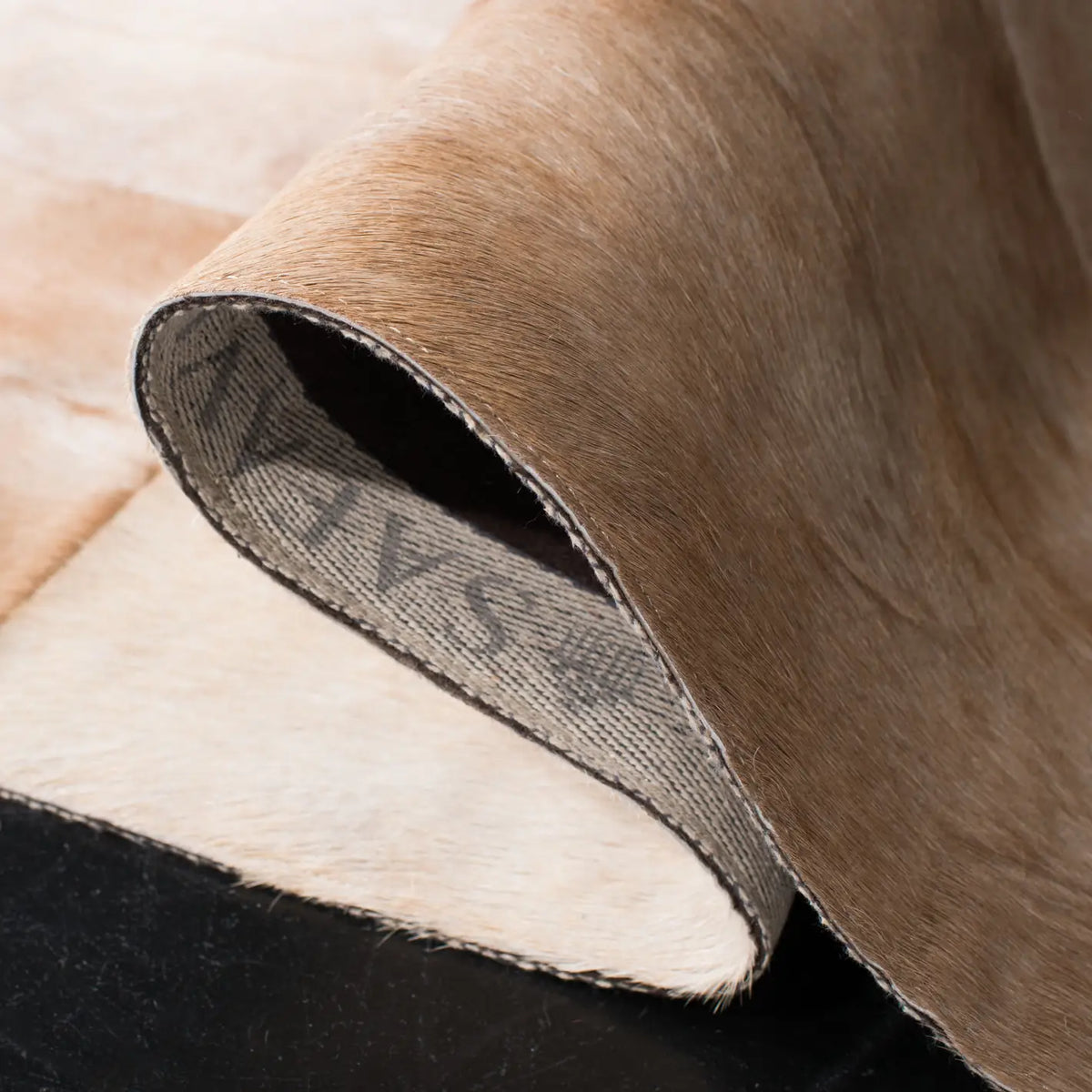 Safavieh Studio Leather 4'-0" x 6'-0" Rug in Beige / Brown