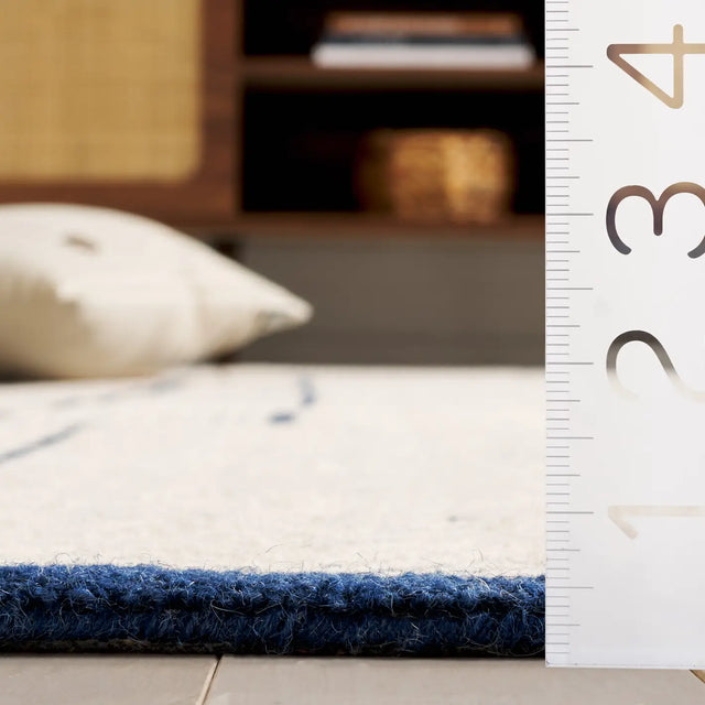 Safavieh Abstract 4'-0" x 6'-0" Rug in Ivory / Navy