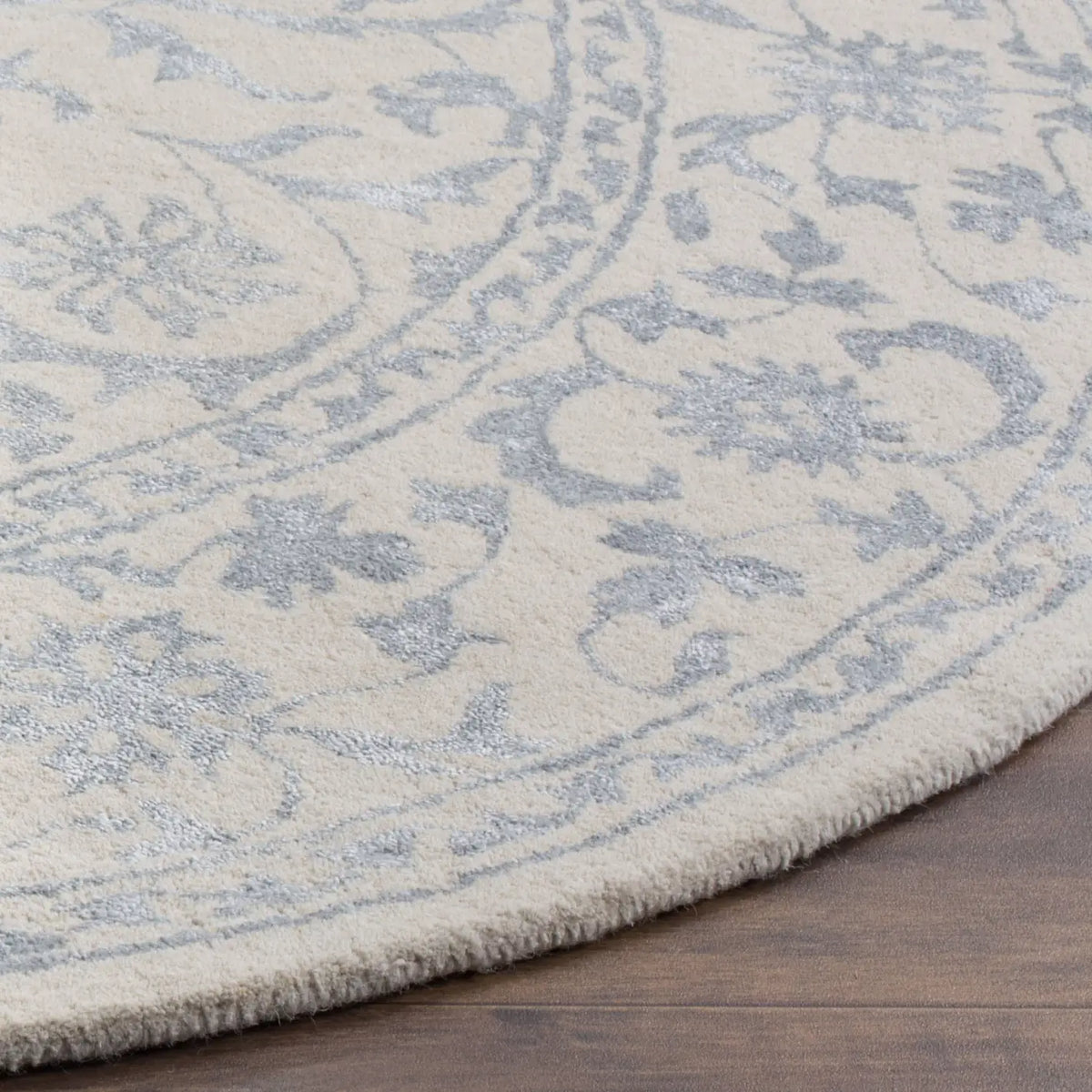 Safavieh Glamour 6'-0" x 6'-0" Rug in Silver / Ivory