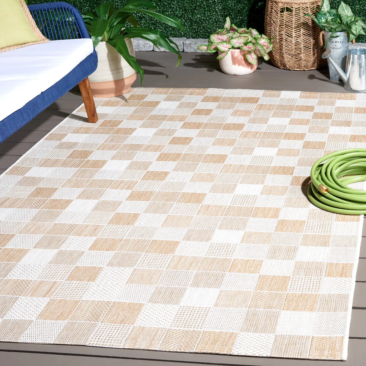 Safavieh Courtyard 4'-0" x 6'-0" Rug in Natural / Beige