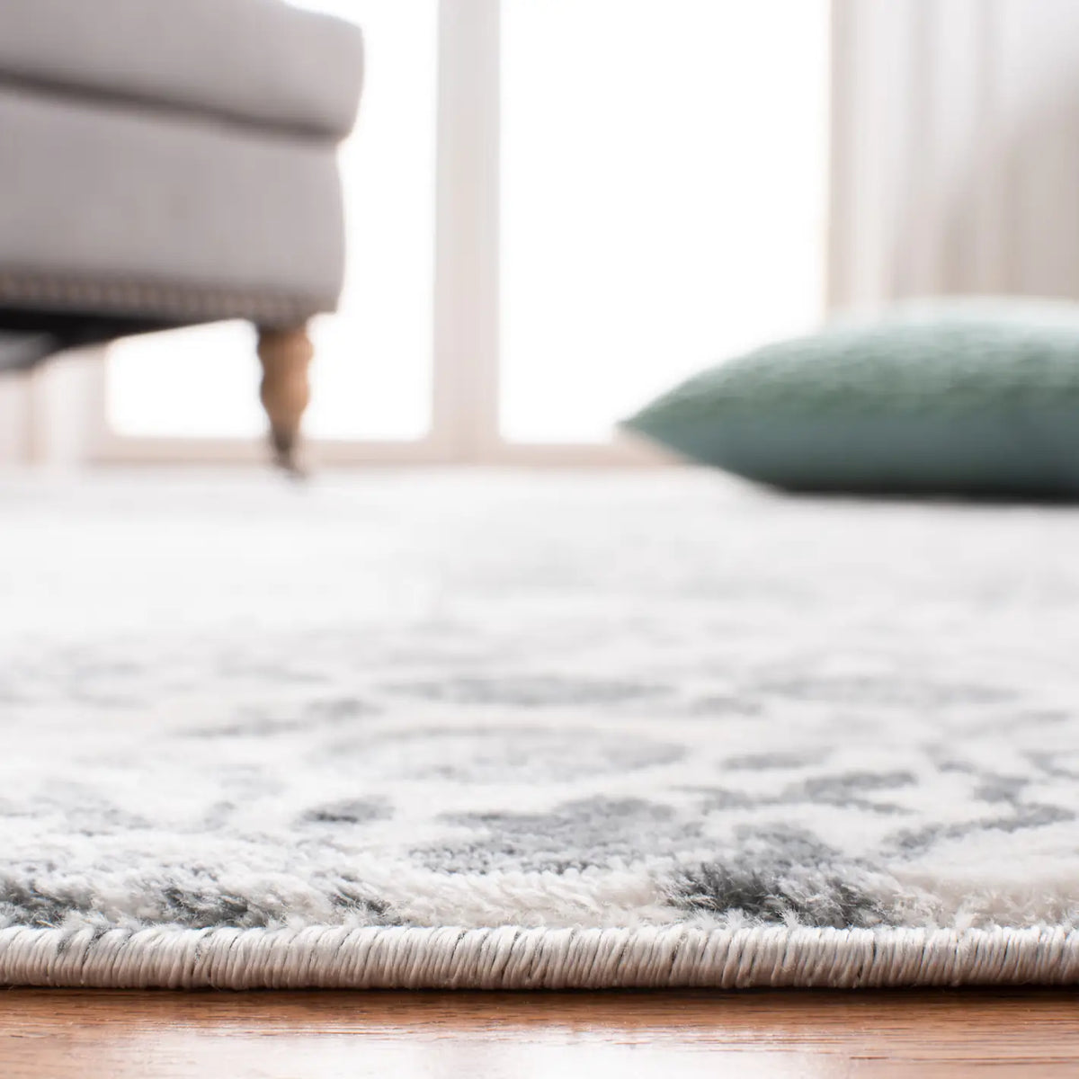 Safavieh Martha Stewart Isabella 4'-0" x 6'-0" Rug in Charcoal / Ivory
