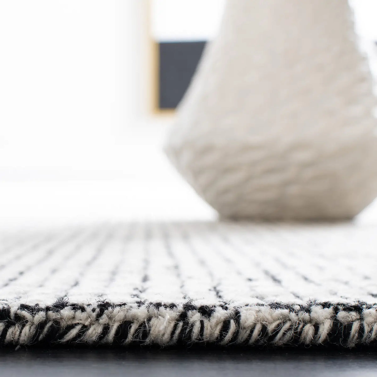 Safavieh Abstract 4'-0" x 6'-0" Rug in Ivory / Black