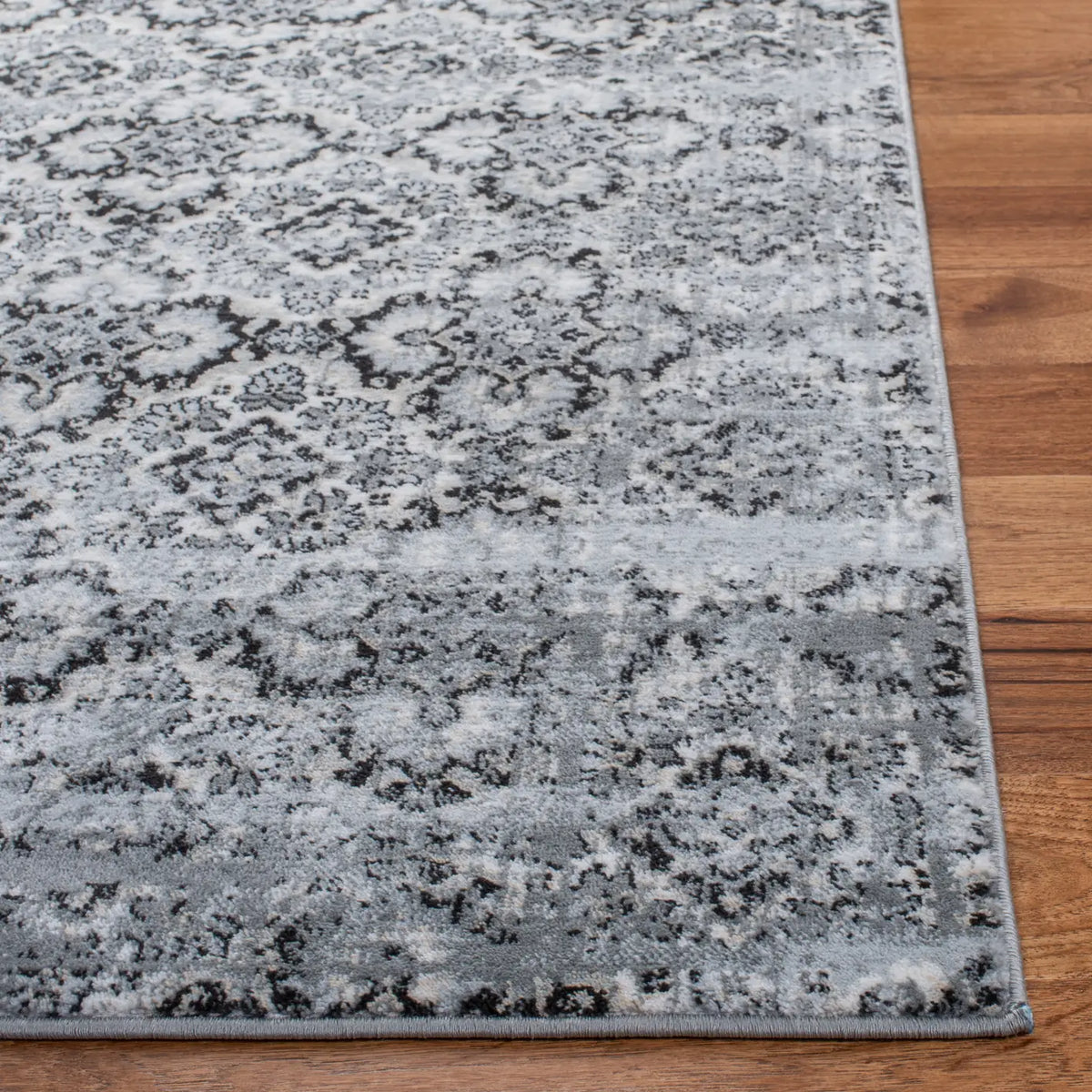 Safavieh Lagoon 4'-5" x 6'-5" Rug in Grey / Ivory