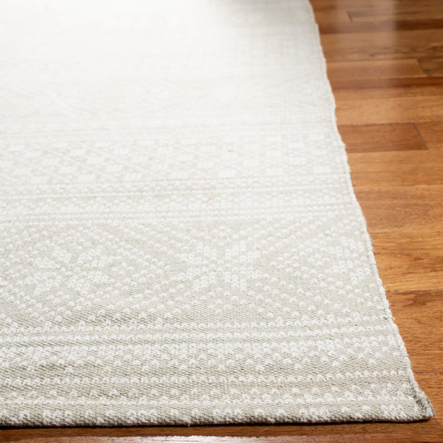 Safavieh Cedar Brook 5'-0" x 8'-0" Rug in Silver / Ivory