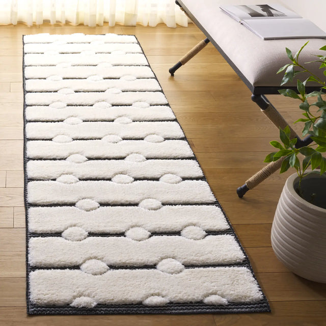 Safavieh Celebrity 800 2'-2" x 8'-0" Rug in Ivory / Black