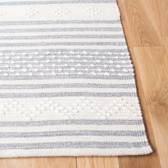 Safavieh Striped Kilim 4'-0" x 6'-0" Rug in Silver / Ivory