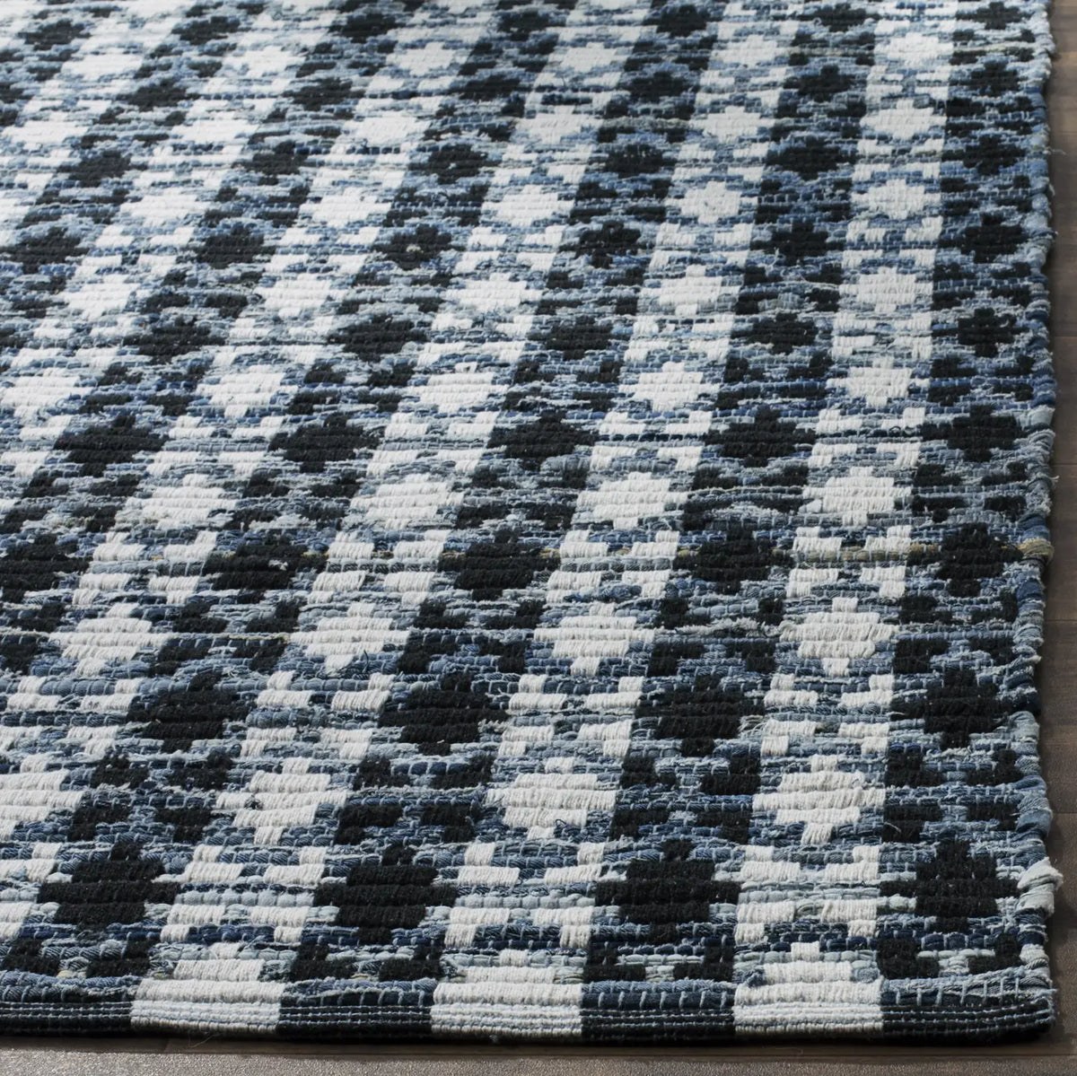 Safavieh Montauk 5'-0" x 8'-0" Rug in Ivory Blue / Black