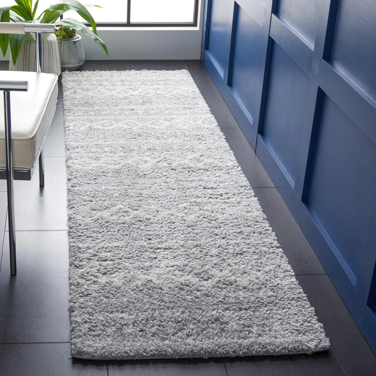 Safavieh Parma Shag 2'-3" x 8'-0" Rug in Grey / Ivory