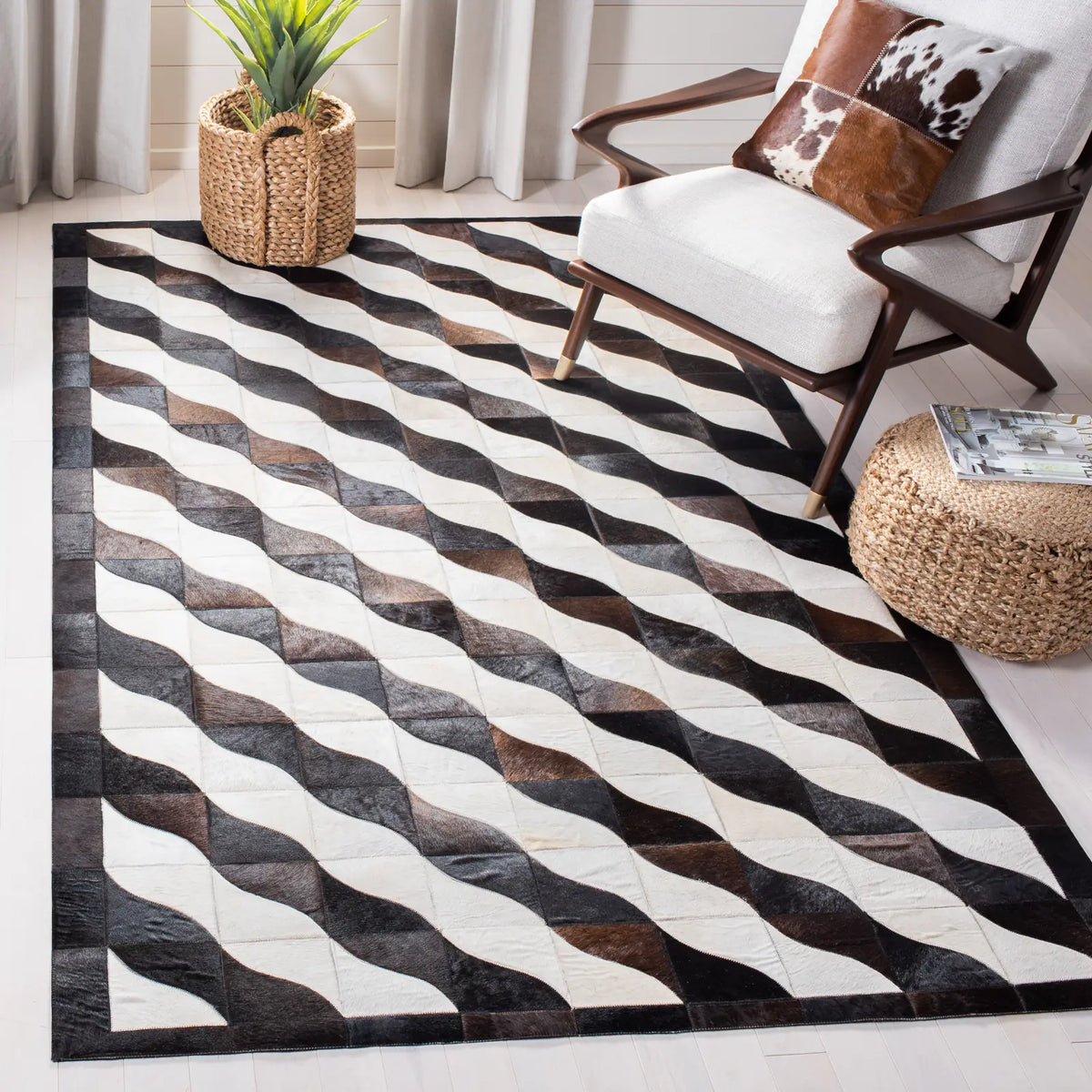 Safavieh Studio Leather 4'-0" x 6'-0" Rug in Black / Ivory