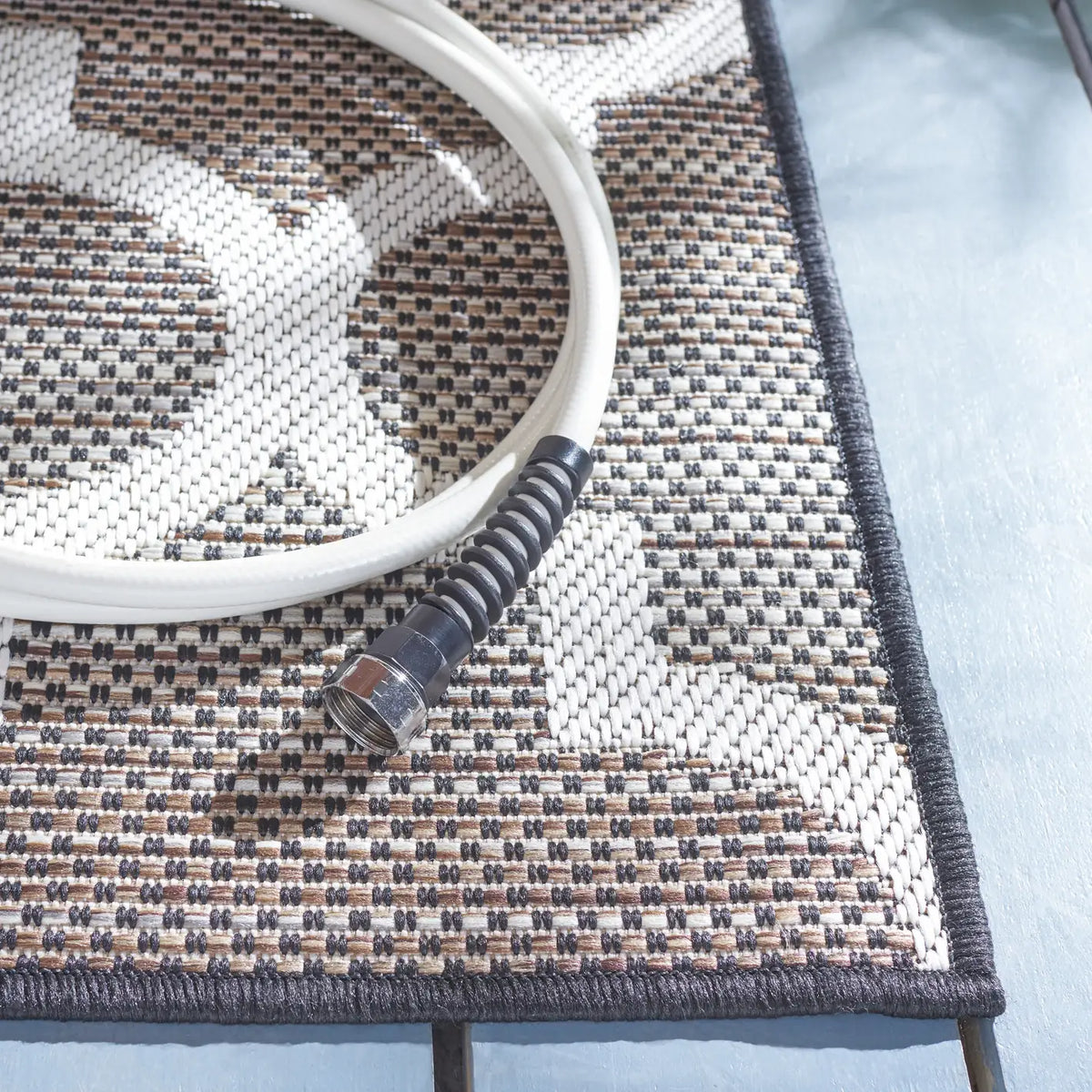 Safavieh Havana 4'-5" x 6'-5" Rug in Light Brown / Ivory