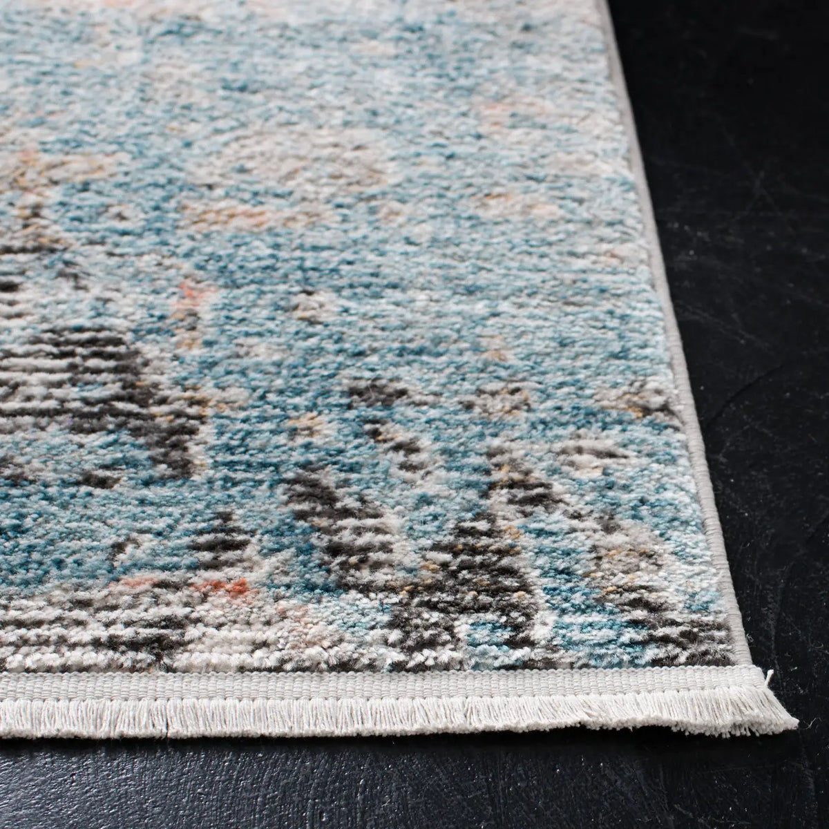 Safavieh Shivan 5'-3" x 7'-6" Rug in Blue / Ivory