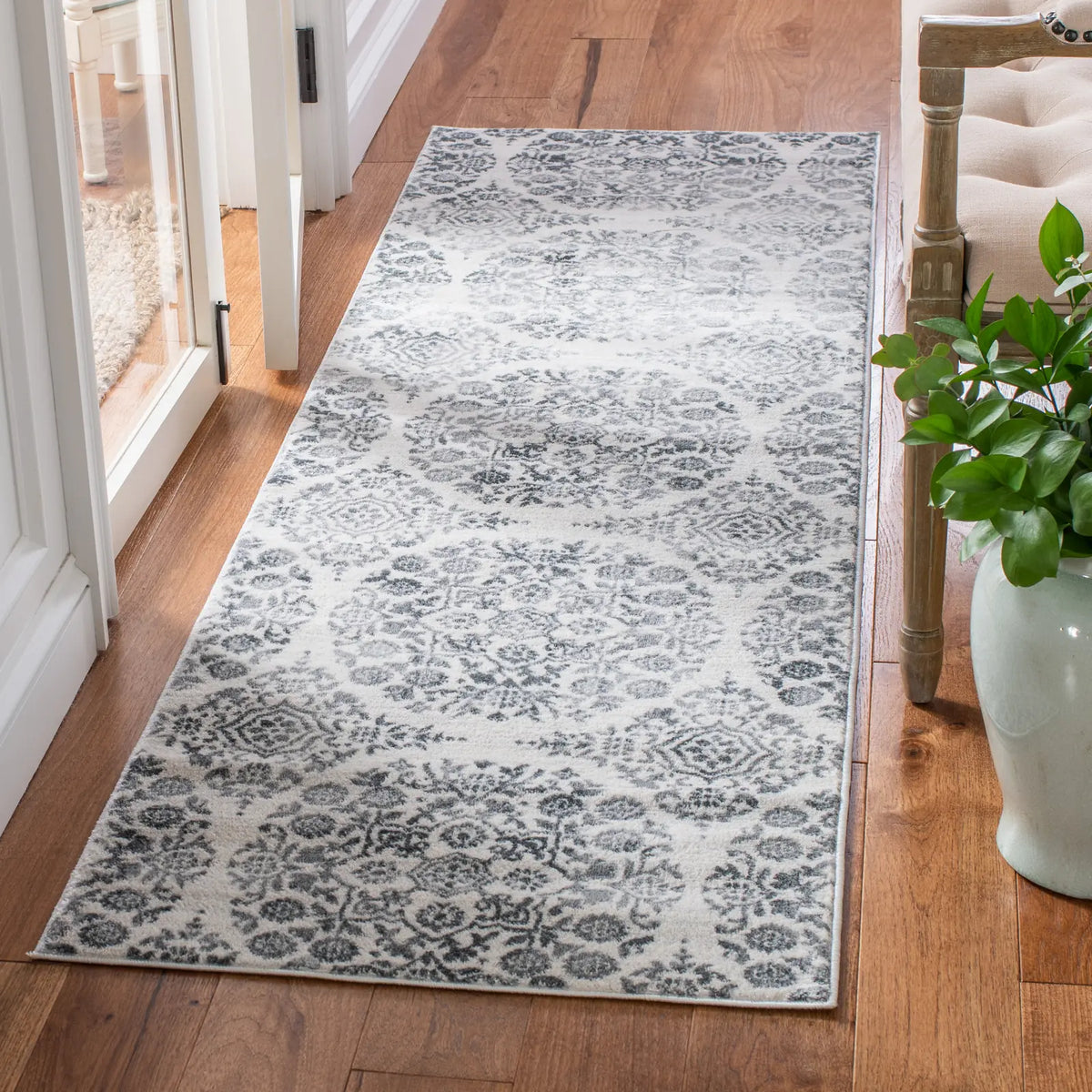 Safavieh Martha Stewart Isabella 2'-2" x 7'-0" Rug in Charcoal / Ivory