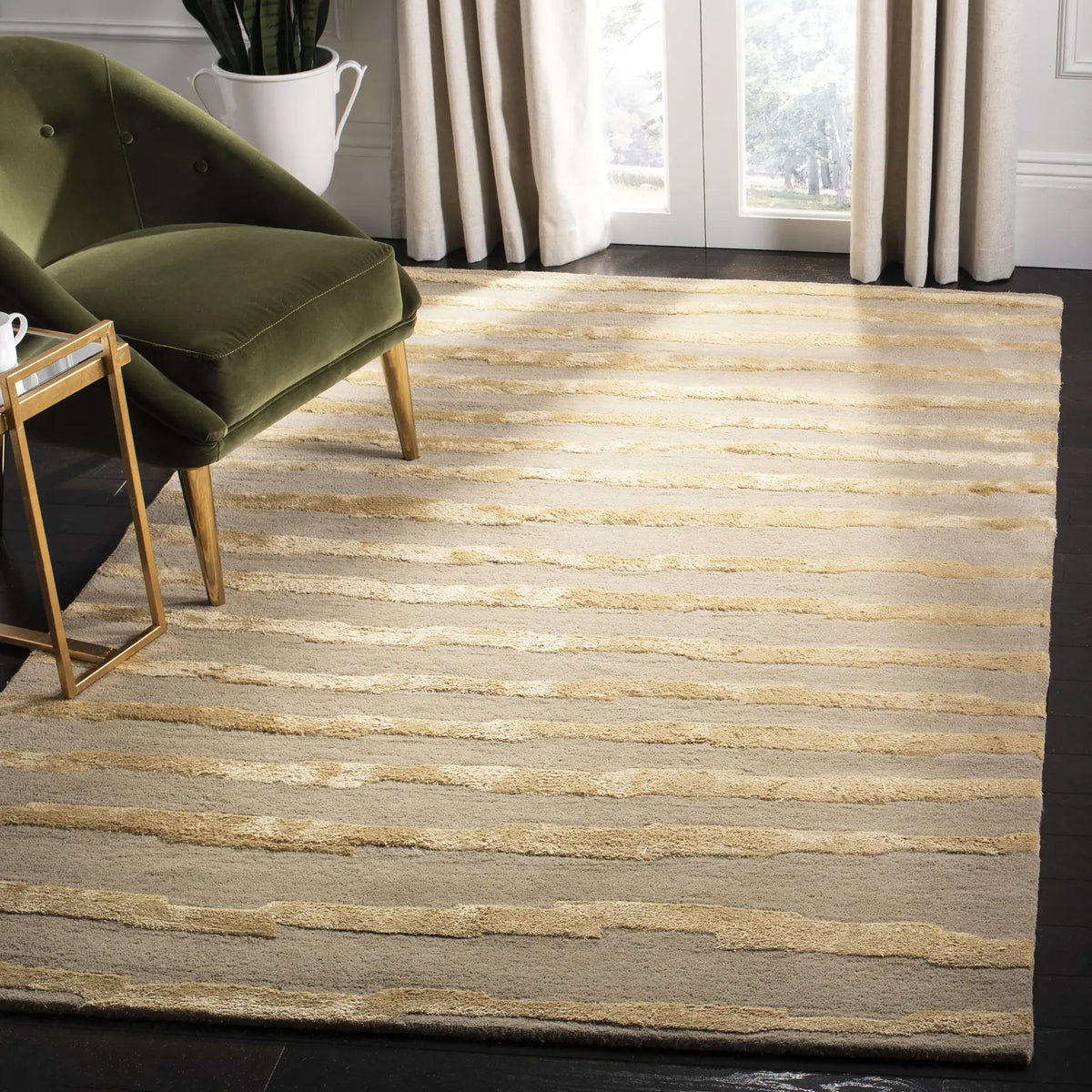 Safavieh Soho 3'-6" x 5'-6" Rug in Beige / Gold