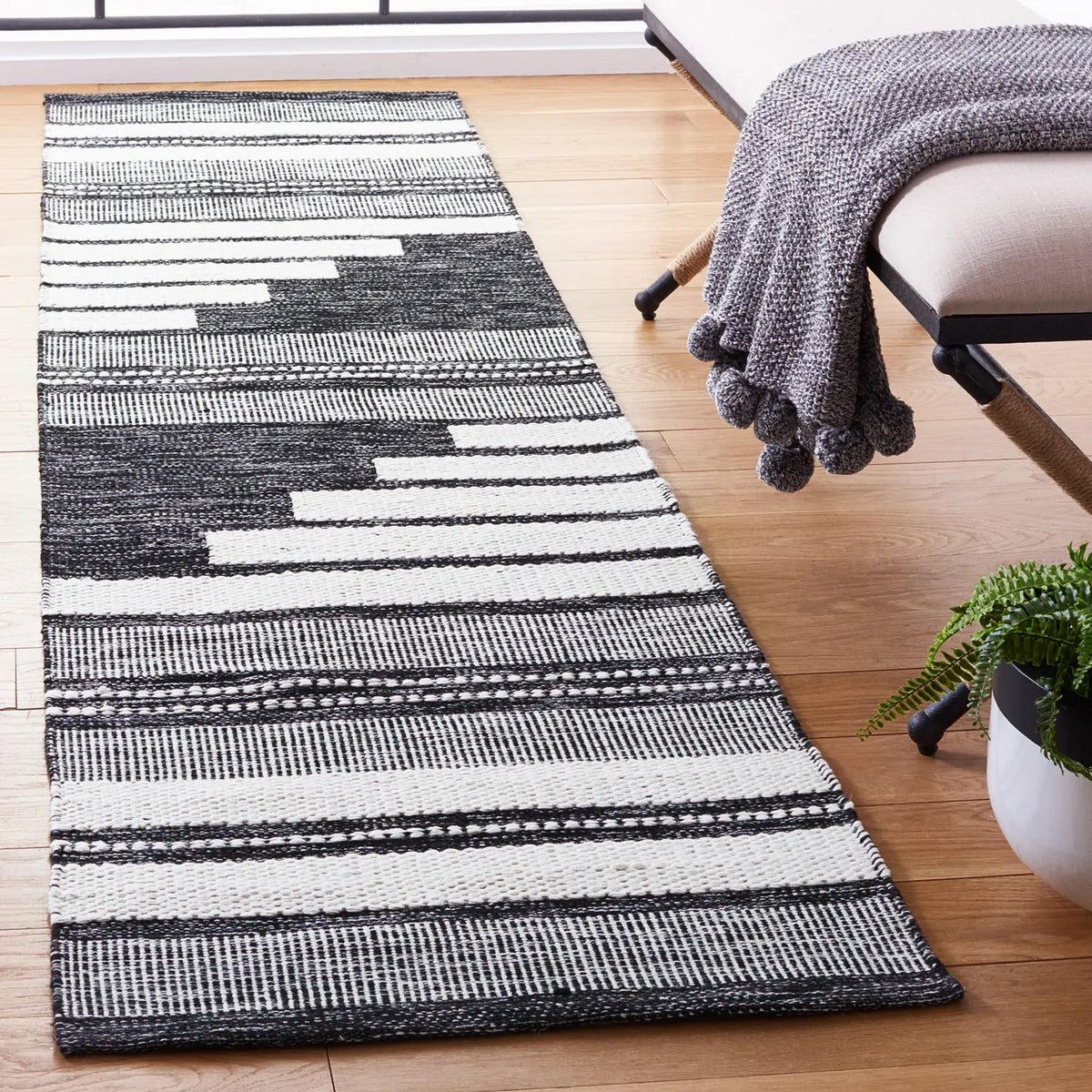 Safavieh Kilim 2'-3" x 9'-0" Rug in Ivory / Black