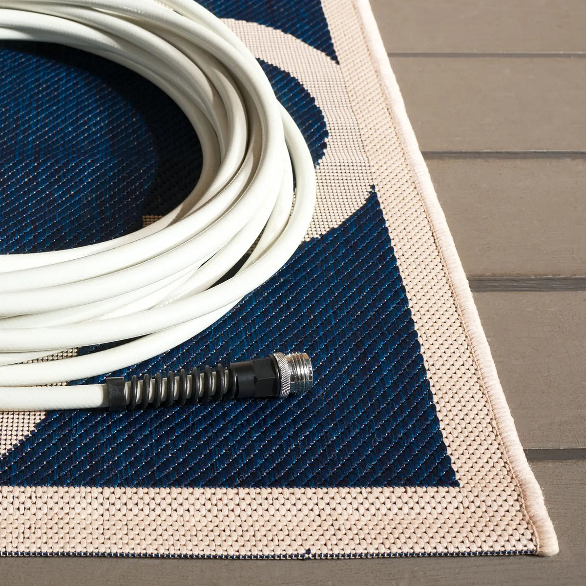 Safavieh Courtyard 4'-0" x 5'-7" Rug in Navy / Beige