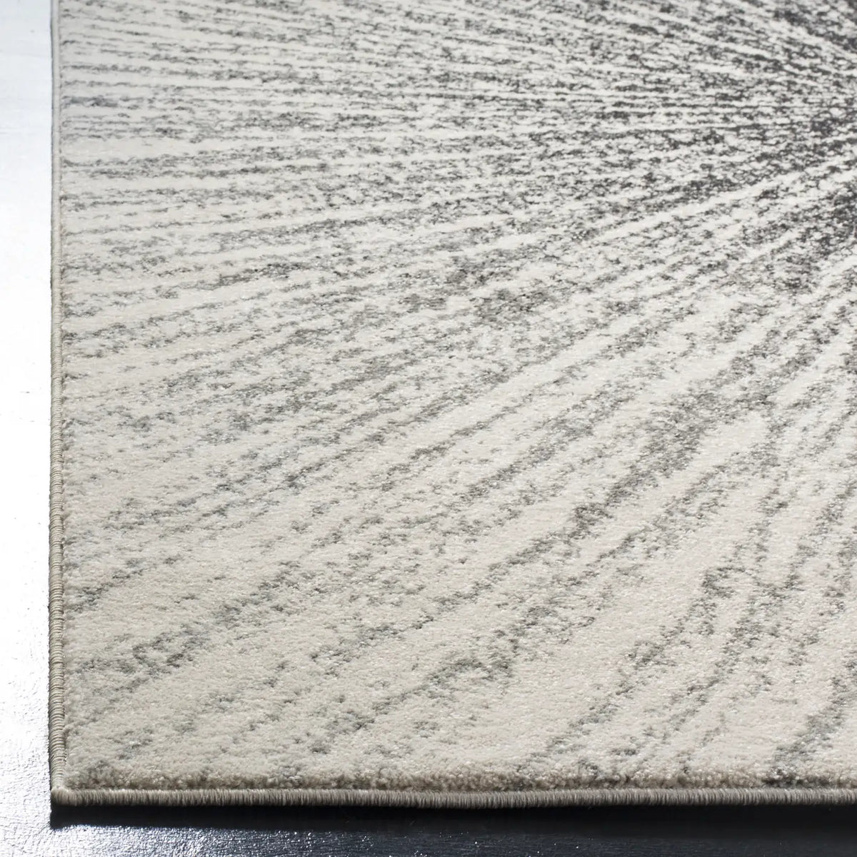 Safavieh Evoke 4'-0" x 6'-0" Rug in Black / Ivory