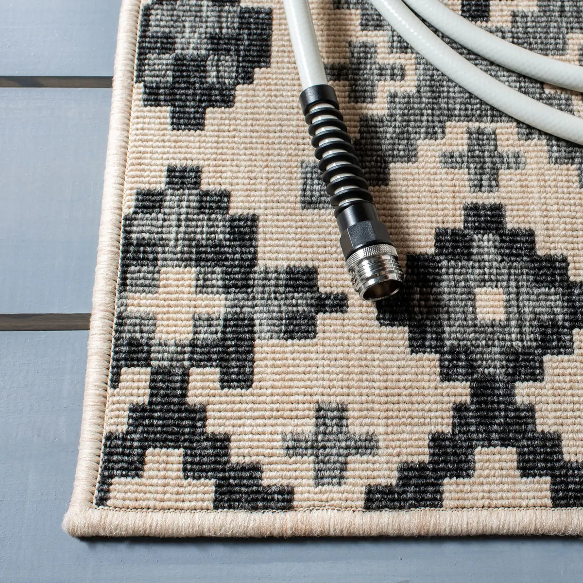 Safavieh Veranda 6'-7" x 9'-6" Rug in Beige / Grey