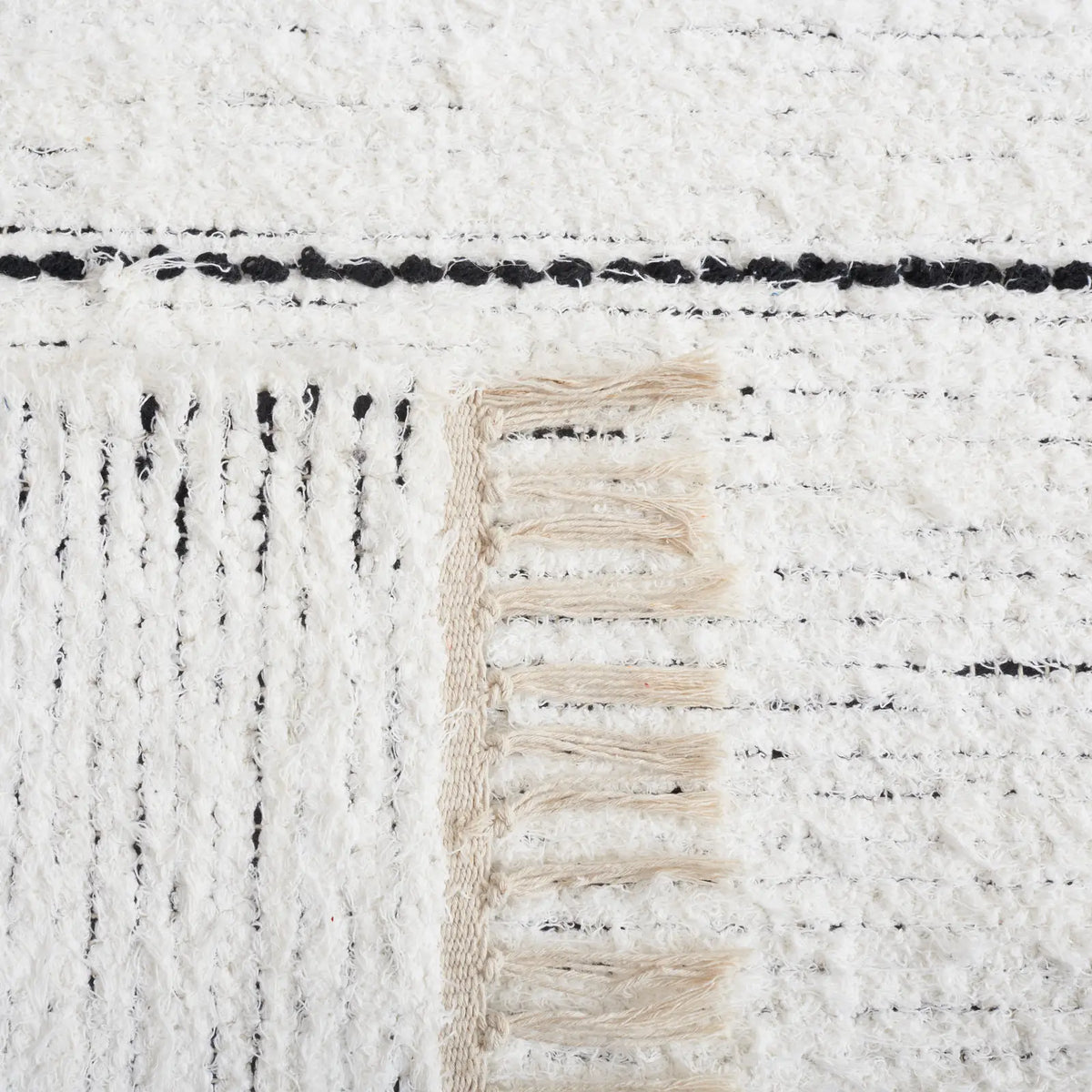 Safavieh Casablanca 4'-0" x 6'-0" Rug in Ivory / Black