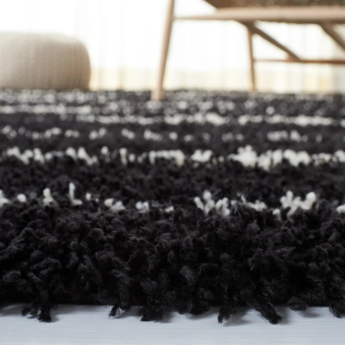 Safavieh Venus Shag 600 4'-0" x 6'-0" Rug in Black / Ivory