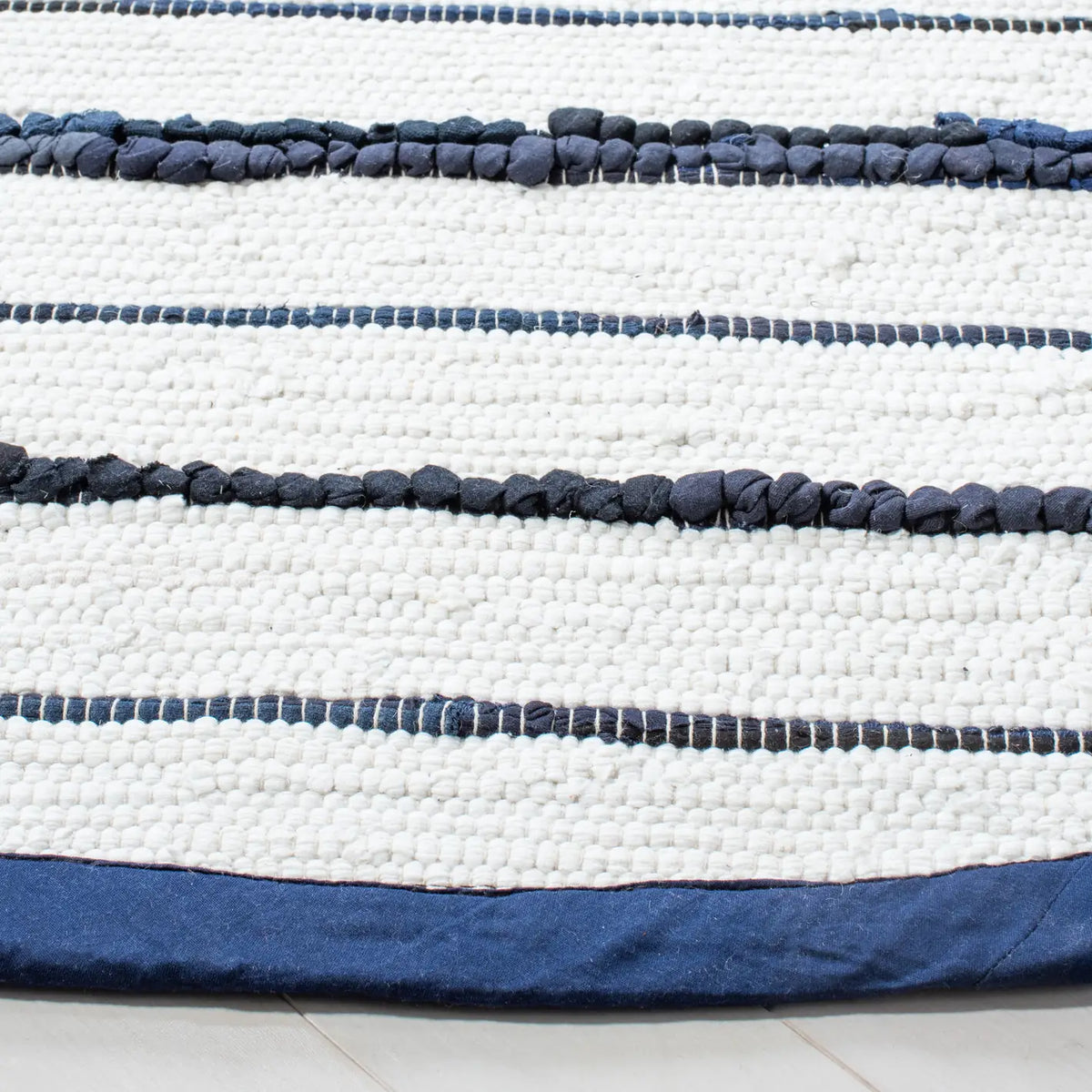 Safavieh Montauk 6'-0" x 6'-0" Rug in Navy / Ivory