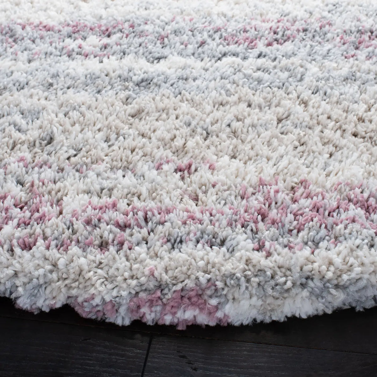 Safavieh Fontana Shag 800 5'-3" x 5'-3" Rug in Ivory / Pink