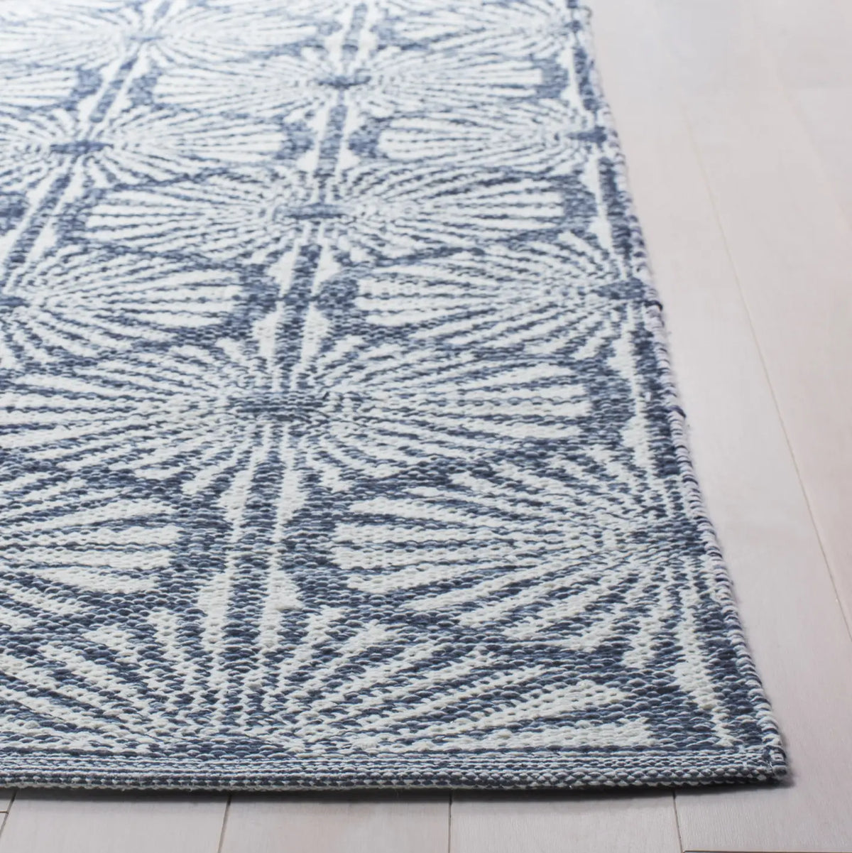 Safavieh Montauk 5'-0" x 8'-0" Rug in Navy / Ivory