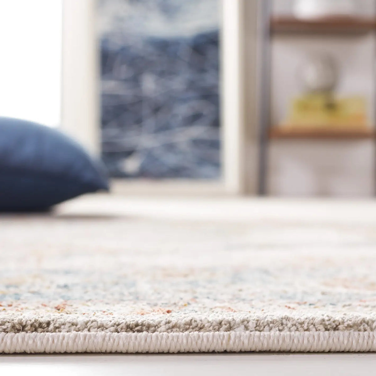 Safavieh Silverado 4'-0" x 6'-0" Rug in Ivory / Blue