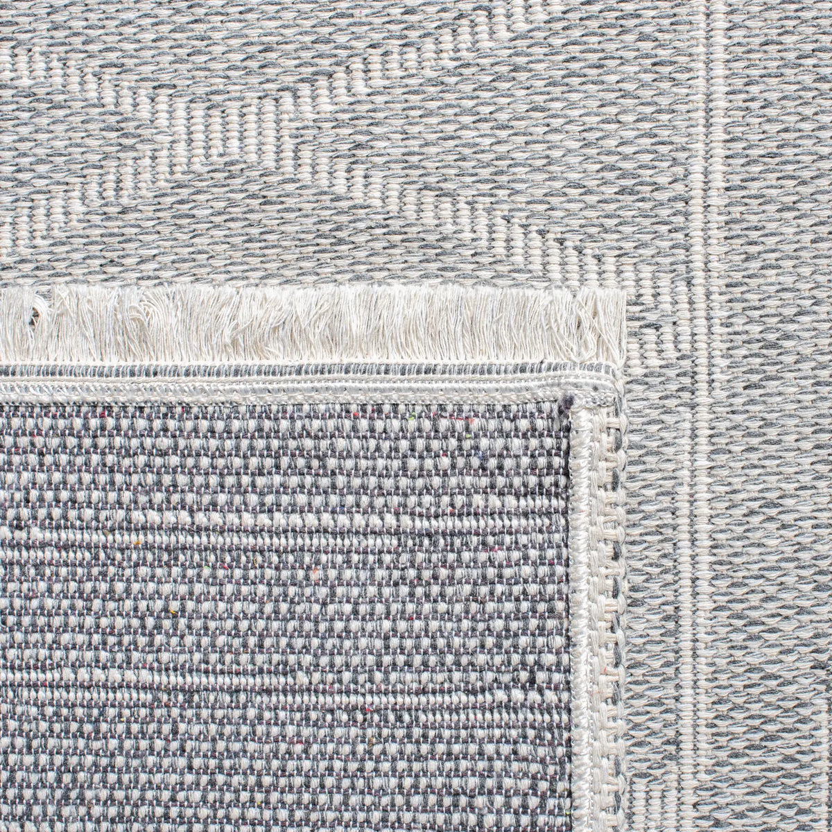 Safavieh Augustine 4'-5" x 6'-5" Rug in Grey / Ivory