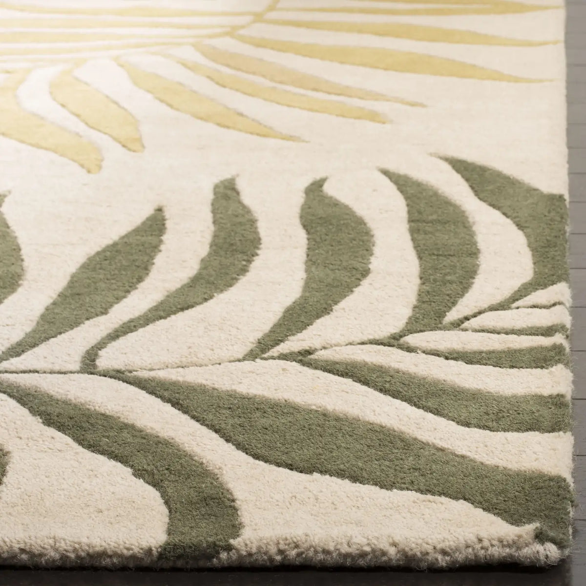 Safavieh Soho 5'-0" x 8'-0" Rug in Beige / Multi