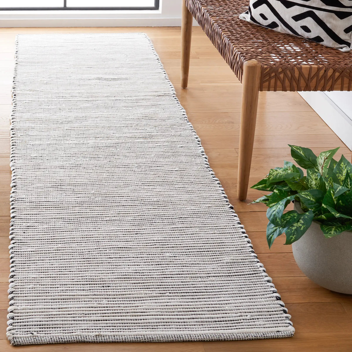 Safavieh Montauk 2'-3" x 9'-0" Rug in Brown / Ivory
