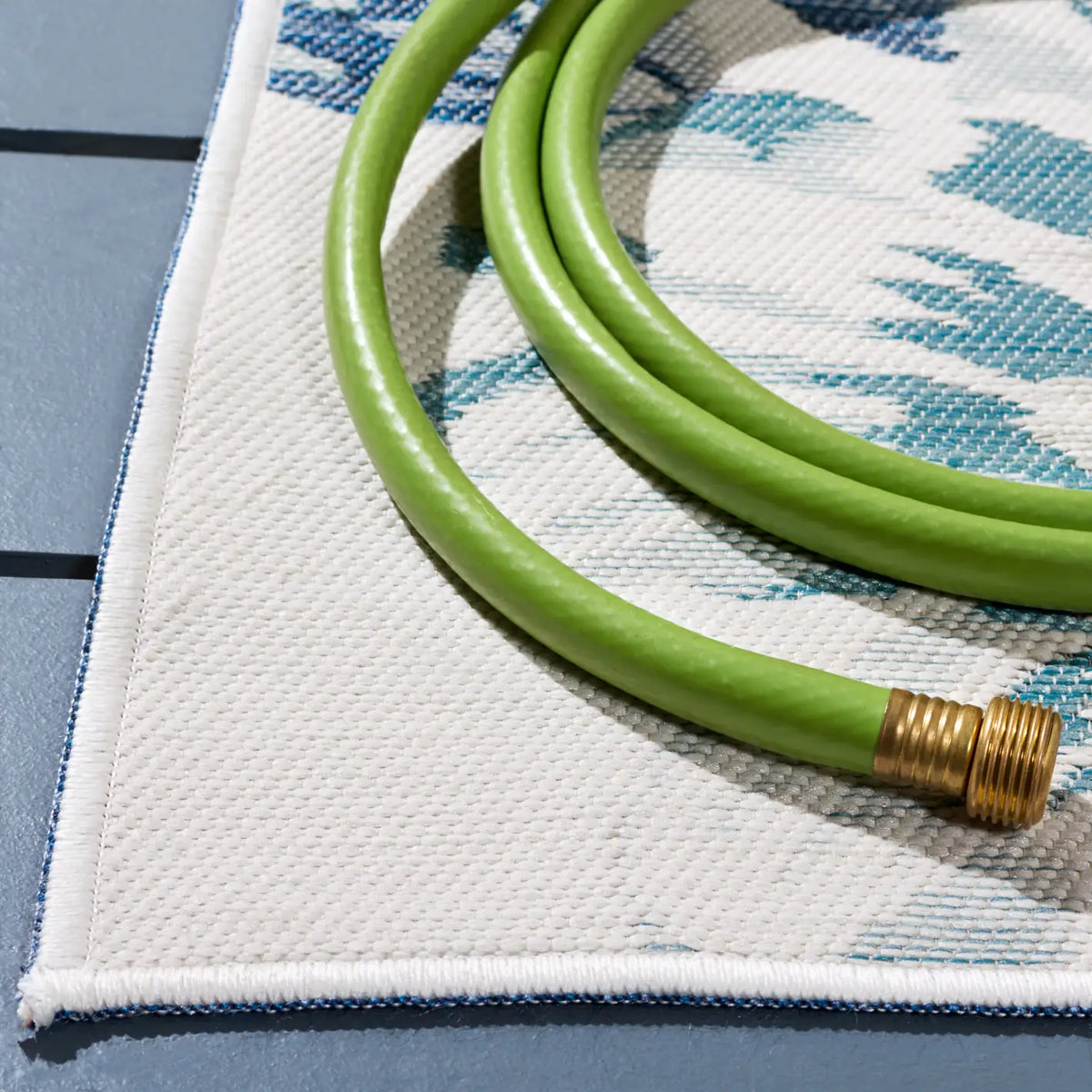 Safavieh Sunrise 4'-0" x 5'-7" Rug in Ivory / Blue Grey