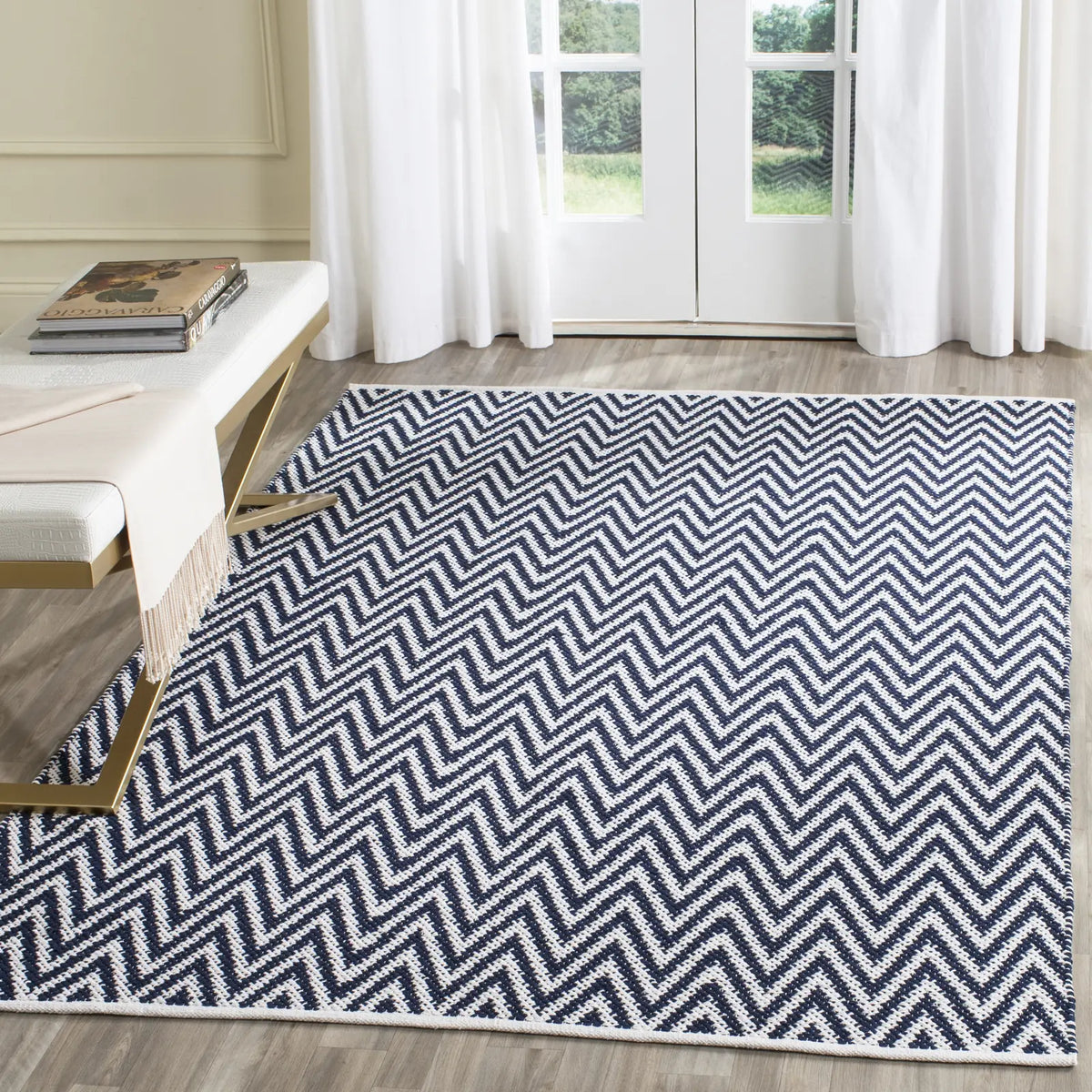 Safavieh Montauk 5'-0" x 7'-0" Rug in Navy / Ivory