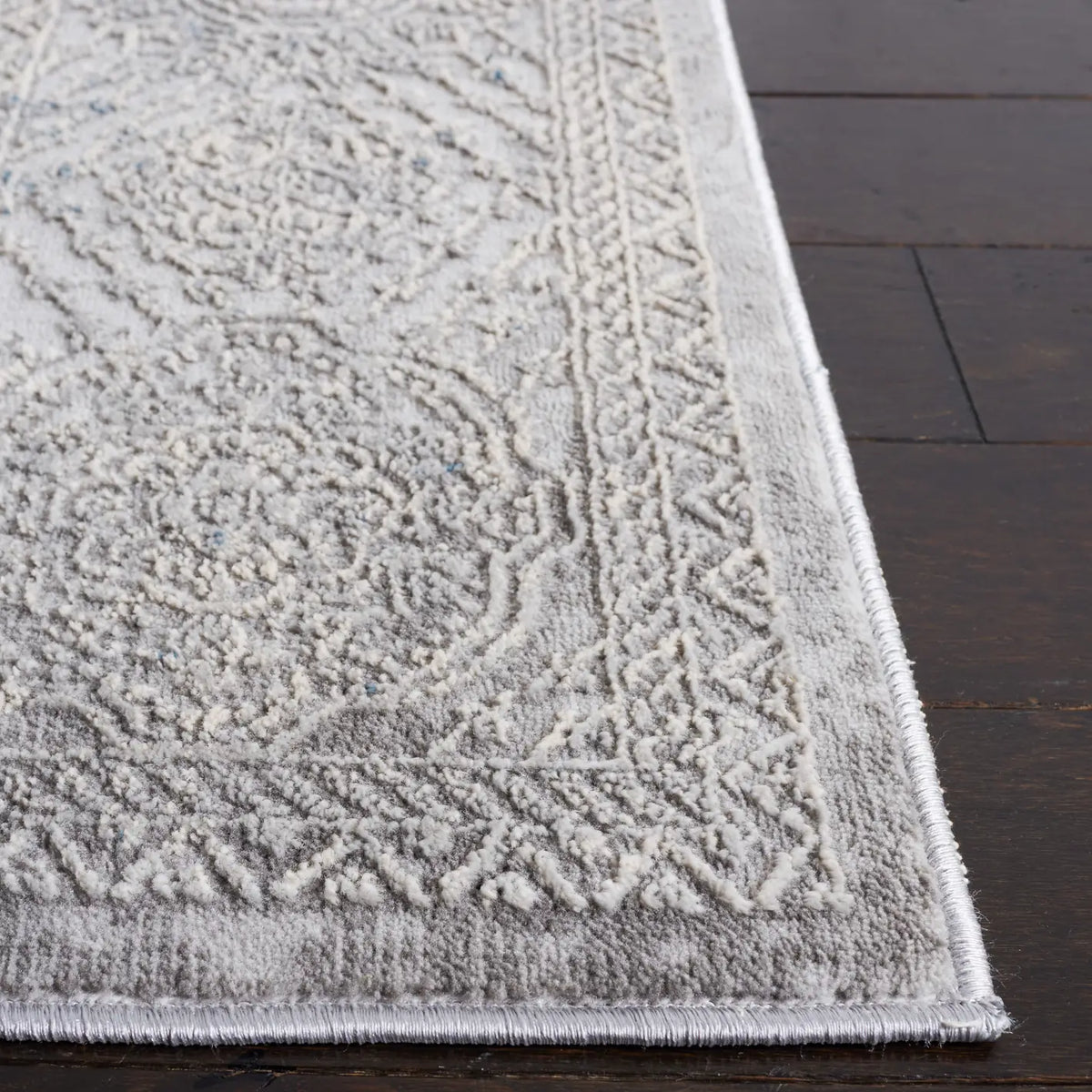 Safavieh Vogue 4'-0" x 6'-0" Rug in Grey / Light Grey