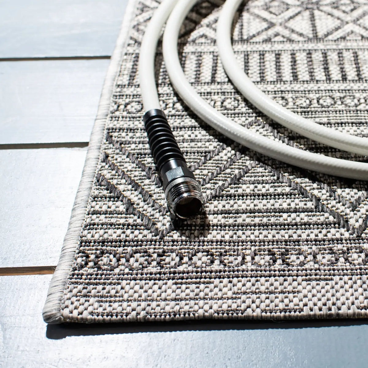 Safavieh Courtyard 4'-0" x 5'-7" Rug in Black / Grey