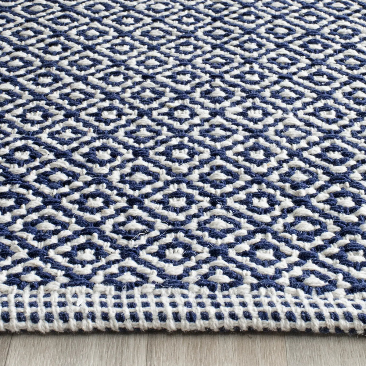 Safavieh Montauk 2'-3" x 11'-7" Rug in Ivory / Navy