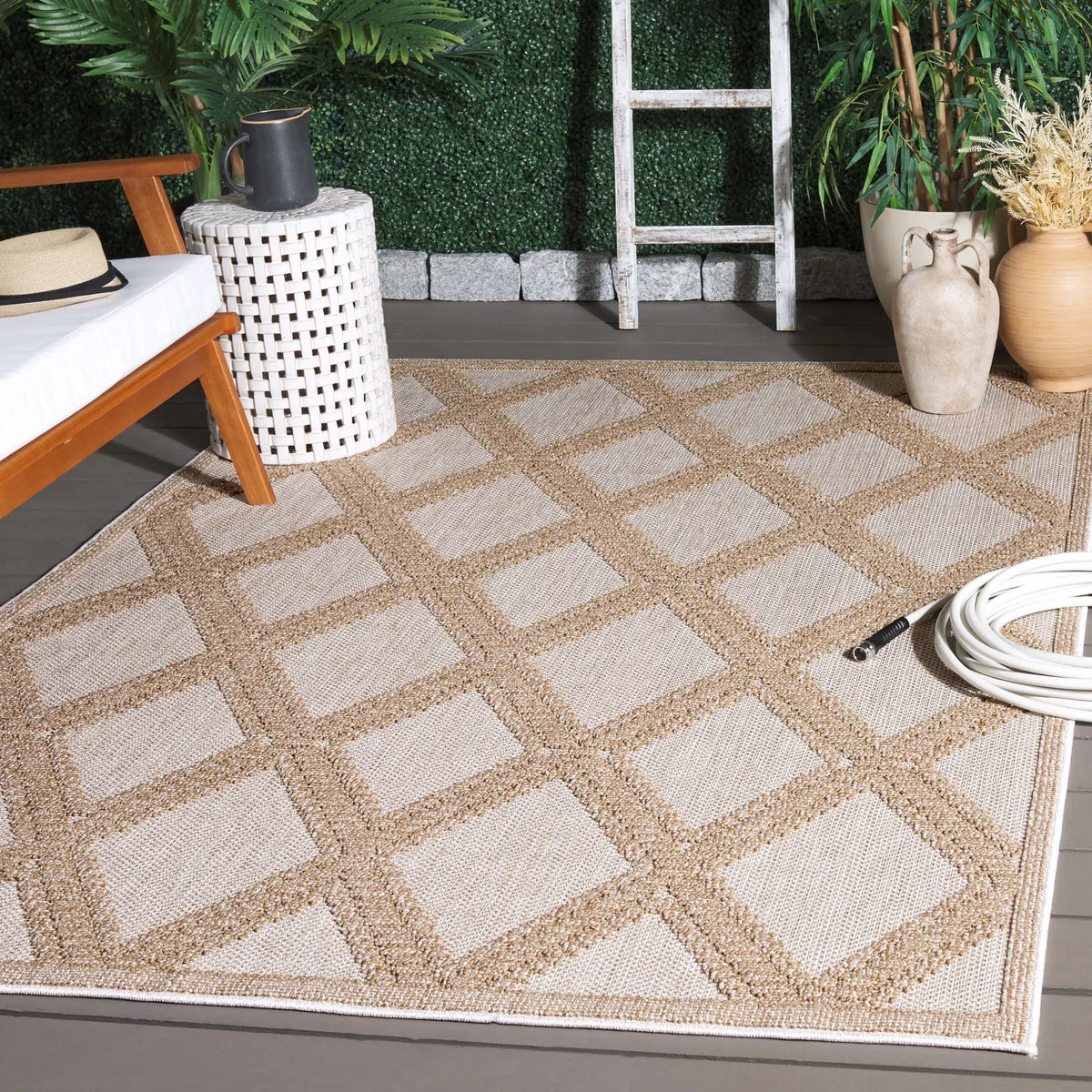Safavieh Martha Stewart Global 4'-0" x 6'-0" Rug in Beige / Brown