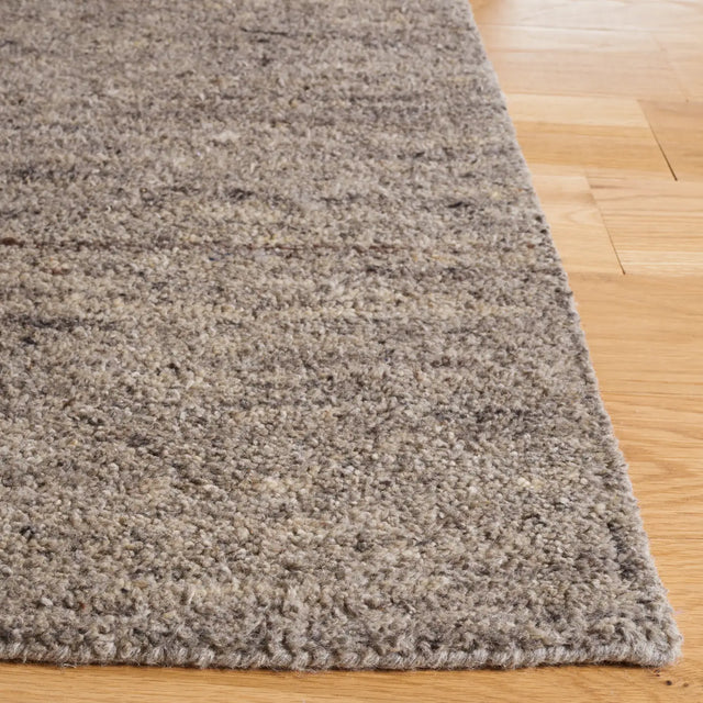 Safavieh Himalaya 4'-0" x 6'-0" Rug in Light Grey
